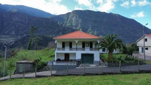 Nespecifikovaný výhled na hory nebo výhled na hory při pohledu z prázdninového domu