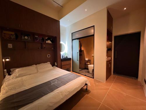 上海LAYLiVE Good soundproofing Near the subway, US Consulate, Nanjing Road Jing'an Temple business district Convenient transportation Courtyard music的一间带大床的卧室和一间浴室
