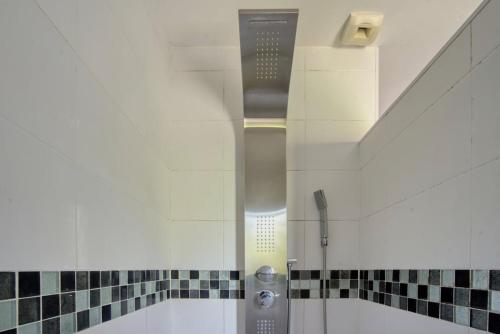 a bathroom with black and white tiles on the wall at La belle escapade-6 personnes- piscine in Puymoyen