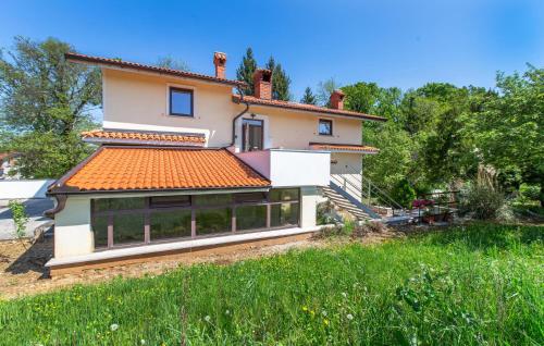 Awesome Home In Sezana