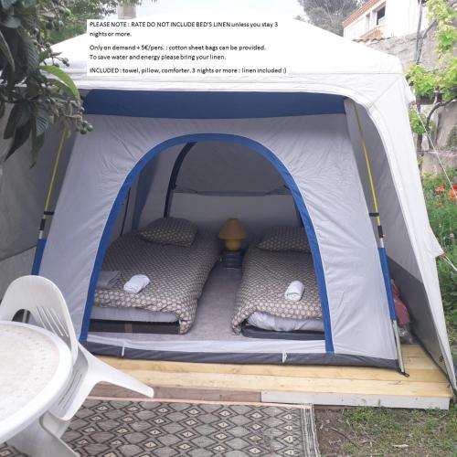 - une tente blanche avec 2 lits dans l'établissement Deux tentes confortables dans un joli jardin idéalement situé, à Sète