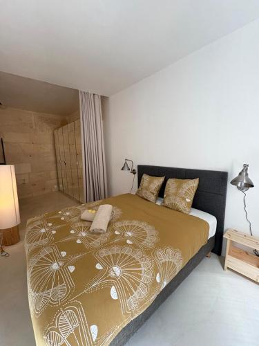 une chambre avec un grand lit dans une pièce dans l'établissement Maison Cosy avec rooftop et BBQ - Roquette, à Arles