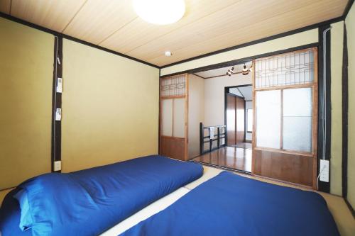 Ένα ή περισσότερα κρεβάτια σε δωμάτιο στο Kyoto Gojo Guest House