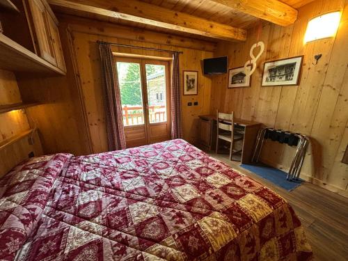 Ένα ή περισσότερα κρεβάτια σε δωμάτιο στο HIBOU Chambres - Cogne