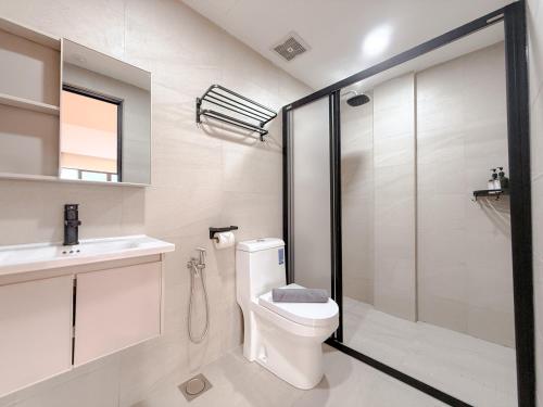 a bathroom with a toilet and a sink and a shower at Resandau Stay Ipoh - Nearby Ipoh Town - Private Car Park and Lift - Whole unit & Coliving in Ipoh