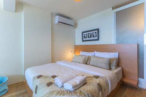 Ein Bett oder Betten in einem Zimmer der Unterkunft Sea Lofts - Kfar Abida Oceanfront Retreats