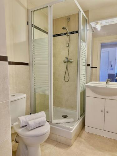 une salle de bain avec une douche, des toilettes et un lavabo dans l'établissement Magnifique 2 pièces - Hyper centre Nice, à Nice