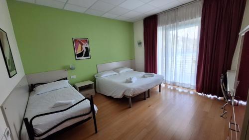 Pokój szpitalny z 2 łóżkami i oknem w obiekcie Hotel Lago Losetta w mieście Sestriere