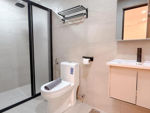 a bathroom with a toilet and a sink at Resandau Stay Ipoh - Nearby Ipoh Town - Private Car Park and Lift - Whole unit & Coliving in Ipoh