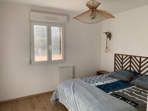 une chambre avec un lit et une fenêtre dans l'établissement La Petite Villa du Soleil, à Lavalette