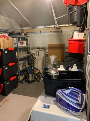 un garage avec une pièce remplie de bagages dans l'établissement La Petite Villa du Soleil, à Lavalette