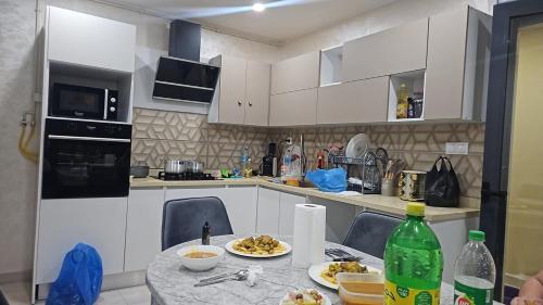Η κουζίνα ή μικρή κουζίνα στο Oran Appart proche Meridien