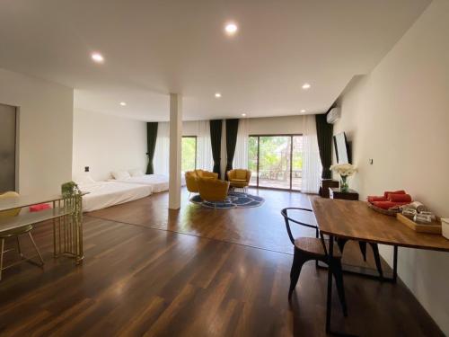 a large living room with a couch and a table at VAA chachoengsao in Ban Hua Sai