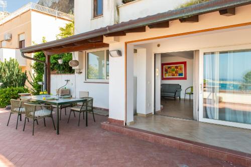 Un balcón o terraza en Villa Mondello vista mare