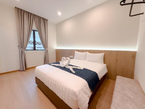 a bedroom with a bed with a stuffed animal on it at Resandau Stay Ipoh - Nearby Ipoh Town - Private Car Park and Lift - Whole unit & Coliving in Ipoh