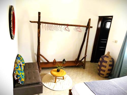 a room with a basketball hoop and a couch at La Maison des Couleurs in Dakar