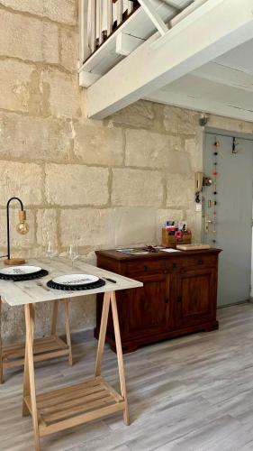 une cuisine avec une table avec deux assiettes dessus dans l'établissement Loft Bohème Placette, à Nîmes