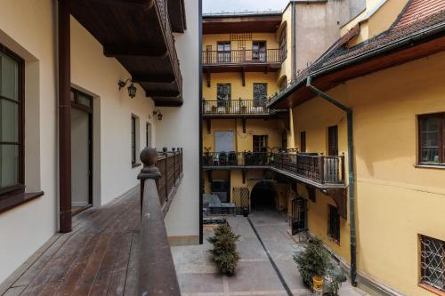 una vista dal balcone di un edificio di Hetman Main Square Apartments a Cracovia