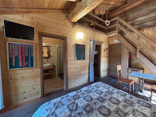 Postel nebo postele na pokoji v ubytování HIBOU Chambres - Cogne
