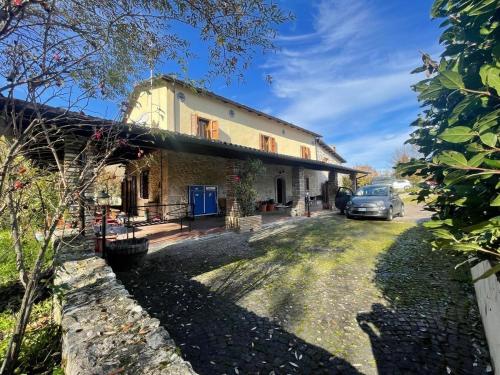 a house with a car parked in front of it at Il Mulino esclusivo soggiorno in Colle