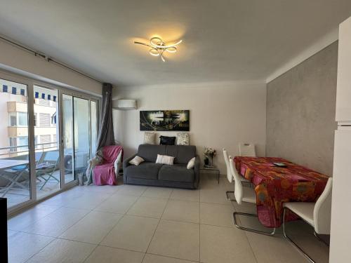 un salon avec un canapé et un lit dans l'établissement 2P proche mer sib06, à Cannes