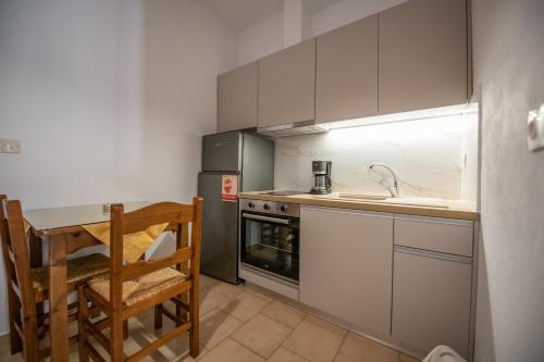 una piccola cucina con un tavolo e un lavandino di Lilian Beach Front 3 Skopelos a Panormos Skopelos