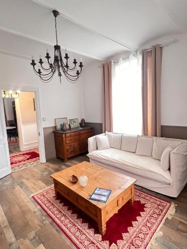 un salon avec un canapé et une table basse dans l'établissement Maison Gabriel, à Lamastre