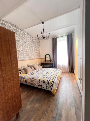 une chambre avec un lit et une fenêtre dans l'établissement Maison Gabriel, à Lamastre