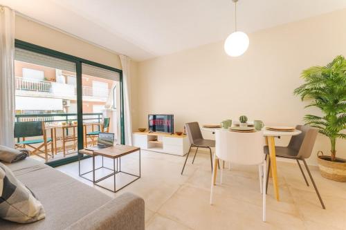 Cambrils Apartment with Rooftop Pool - AC & Just 50m from Beach!