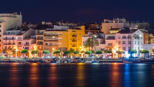 Cambrils Apartment with Rooftop Pool - AC & Just 50m from Beach!
