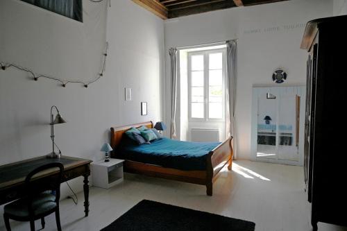Кровать или кровати в номере Maison coeur de ville - 8 couchages - Oléron
