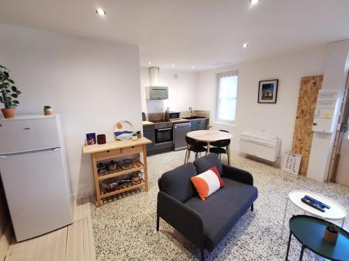 un salon avec un canapé et une cuisine dans l'établissement House heart of a Provençal village, à Barbentane