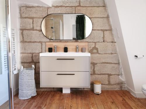 une salle de bain avec un lavabo blanc et un miroir dans l'établissement House heart of a Provençal village, à Barbentane