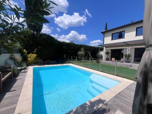 une piscine devant une maison dans l'établissement Belle villa familiale avec piscine, à Teyran