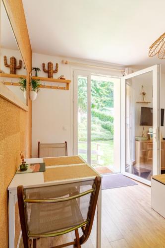 une cuisine avec une table et une salle à manger dans l'établissement 