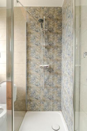 une douche avec une porte vitrée dans une salle de bain dans l'établissement 