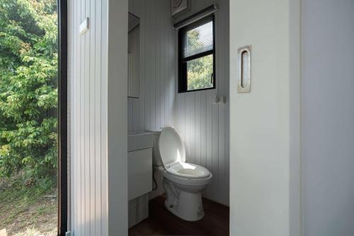 Ένα μπάνιο στο Tsinghua 3 Tiny Home by Tiny Away