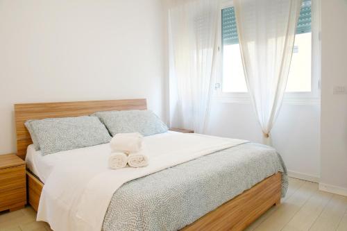 Una cama o camas en una habitación de CASA IDEALE TIM Appartmanti moderni vicina al centro