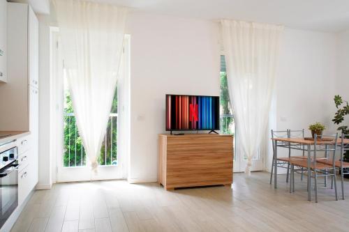 Una televisión o centro de entretenimiento en CASA IDEALE TIM Appartmanti moderni vicina al centro