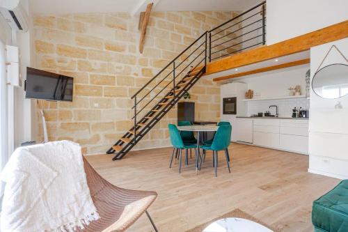 une cuisine et une salle à manger avec une table et des chaises dans l'établissement Guesthouse Les Maurins, à Saint-Sulpice-de-Faleyrens