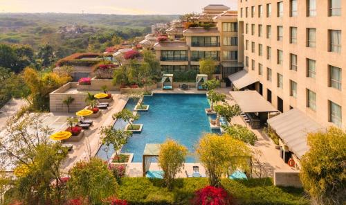 Bazén v ubytování Taj Surajkund Resort & Spa, Delhi NCR nebo v jeho okolí