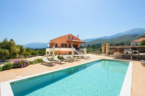 a villa with a swimming pool and a house at Villa Andromeda Fres in Frés