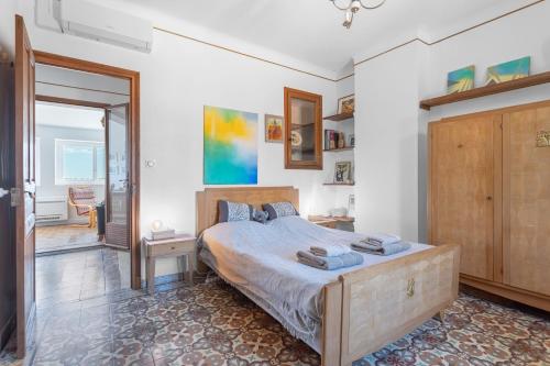 une chambre avec un grand lit dans une pièce dans l'établissement Can Lina, à Villemolaque