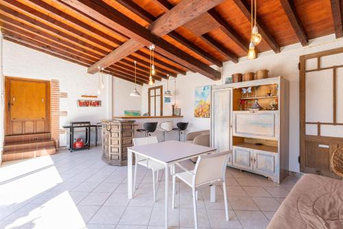 une cuisine et une salle à manger avec une table et des chaises dans l'établissement Can Lina, à Villemolaque