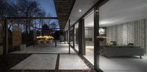 a living room with a couch and a table at Stalen Boshuis by Droomvilla in Oosterhout