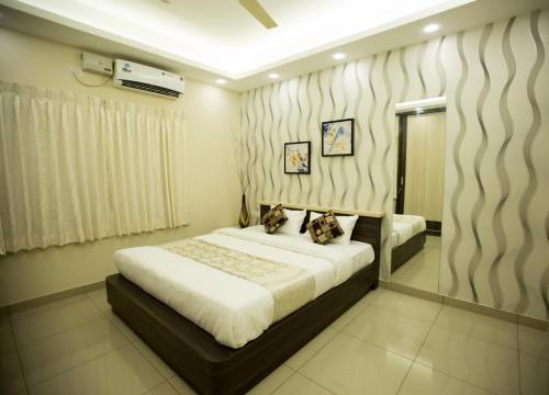 Una cama o camas en una habitación de Benaka Suites