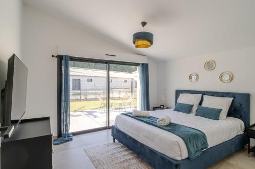 Ένα ή περισσότερα κρεβάτια σε δωμάτιο στο Domaine la bergerie st cyprien Internet 4 chambres