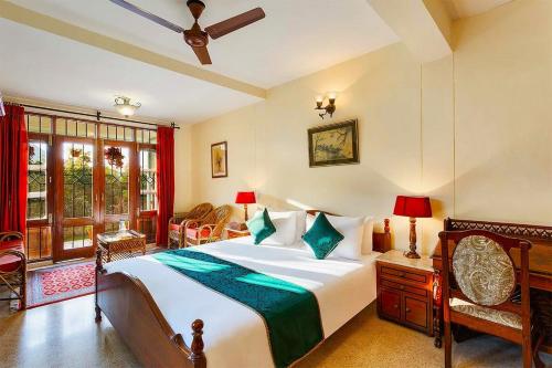 En eller flere senge i et værelse på Rainbow Cottage 3BR Villa Nainital hills Cook