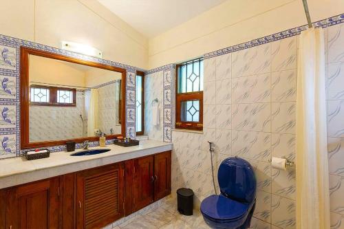 Et badeværelse på Rainbow Cottage 3BR Villa Nainital hills Cook