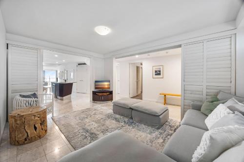 una sala de estar con un sofá y una mesa en Sirocco 202, en Mooloolaba